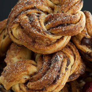 Russian Monday: "Sladkay Bulochka" - Cinnamon Chocolate Pastry Wheels